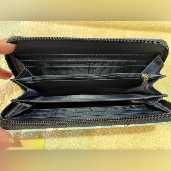 CINDERELLA ZIP WALLET BY DANI BY “DANIELLE NICOLE” BRAND WITH DISNEY…BRAND NEW! - Picture 3 of 6